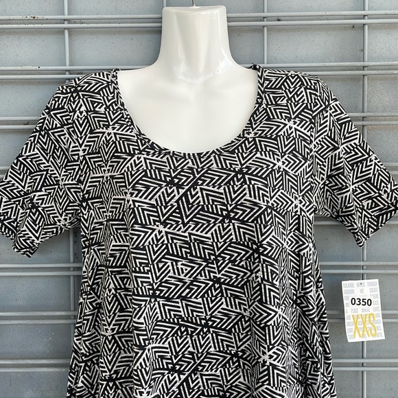 LulaRoe Geometric Printed Perfect T High Low Top-#0350 - Picture 2 of 12